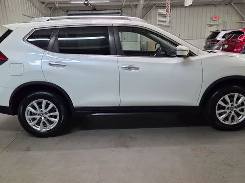 Used 2017 Nissan Rogue SV image 9