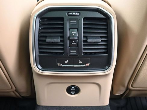 Certified 2026 Porsche Macan AWD/4WD image 8