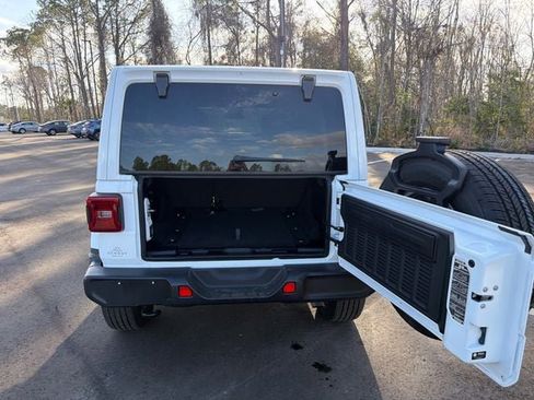 Used 2025 Jeep Wrangler Unlimited Sahara AWD/4WD image 9