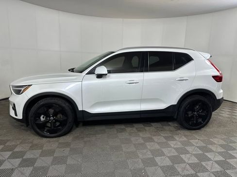 Used 2024 Volvo XC40 B5 Core image 6