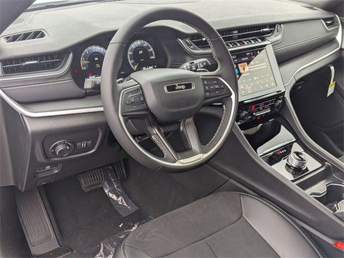 New 2025 Jeep Grand Cherokee Altitude image 11