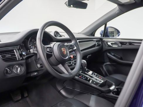 Certified 2025 Porsche Macan image 4