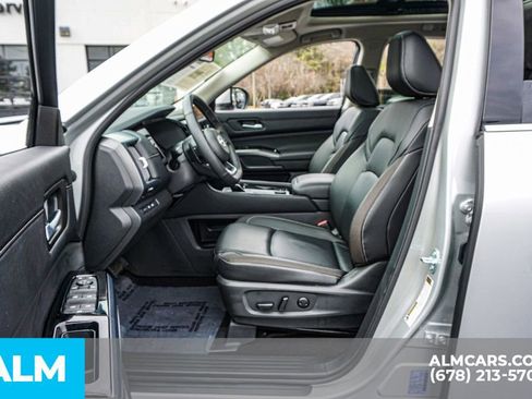Used 2025 Nissan Pathfinder SL w/ SL Premium Package image 19
