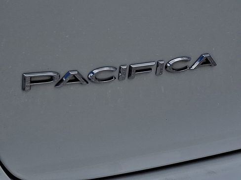 Used 2023 Chrysler Pacifica Limited w/ Uconnect Theater Family Group FWD image 43