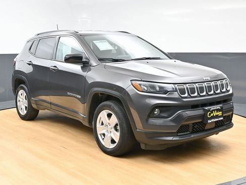 Used 2022 Jeep Compass Latitude image 3