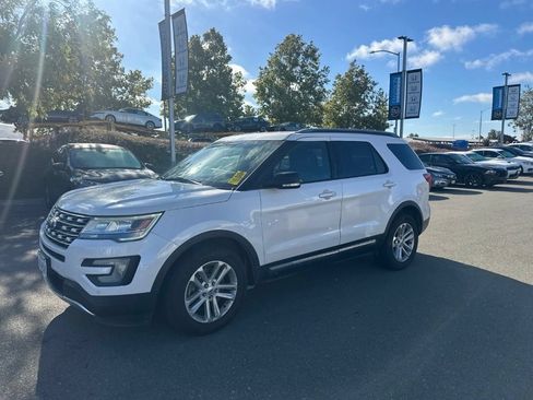 Used 2017 Ford Explorer XLT w/ Equipment Group 202A FWD image 5
