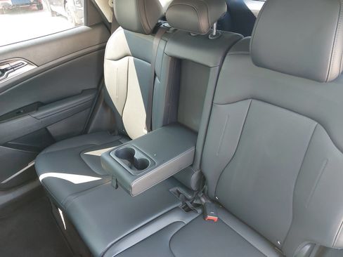 Used 2024 Kia Sportage EX FWD image 13