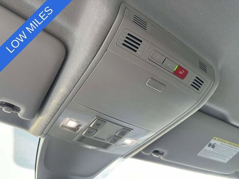 Used 2024 Volkswagen Tiguan SE image 32