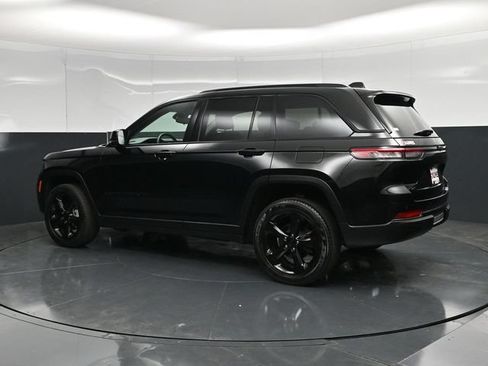 Used 2023 Jeep Grand Cherokee Limited w/ Black Appearance Package AWD/4WD image 10