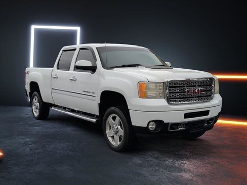 Used 2013 GMC Sierra 2500 Denali w/ Suspension Package, Off-Road image 2