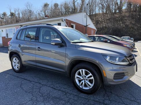 Used 2016 Volkswagen Tiguan S image 3