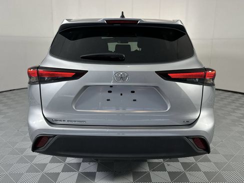 Used 2025 Toyota Highlander LE FWD image 7