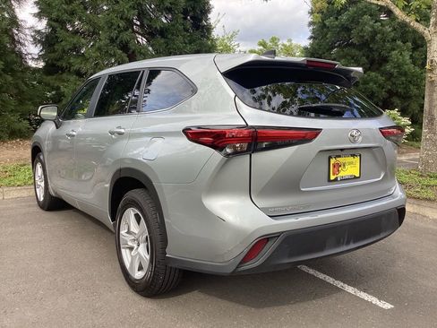 Used 2023 Toyota Highlander LE FWD image 9