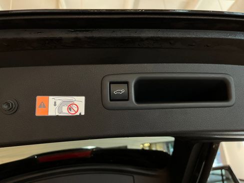 Used 2025 Toyota Highlander LE FWD image 23