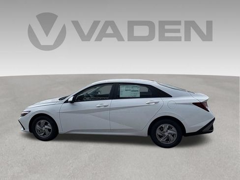 New 2026 Hyundai Elantra SE FWD image 3