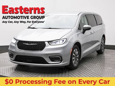 Used 2023 Chrysler Pacifica Touring-L FWD image 1