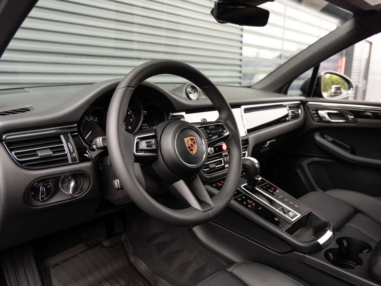 Certified 2026 Porsche Macan AWD/4WD image 4