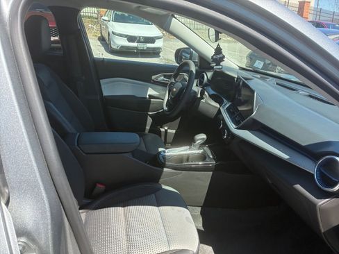 Used 2025 Chevrolet Trax LT image 31
