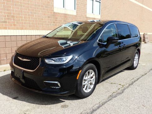 Used 2024 Chrysler Pacifica Touring-L FWD image 6
