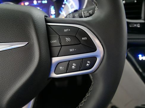 Used 2023 Chrysler Pacifica Touring-L image 28