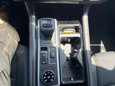 Used 2022 Nissan Pathfinder SV AWD/4WD image 29