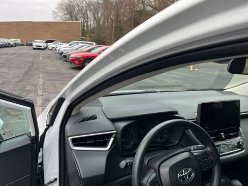 Used 2025 Toyota Corolla LE image 32