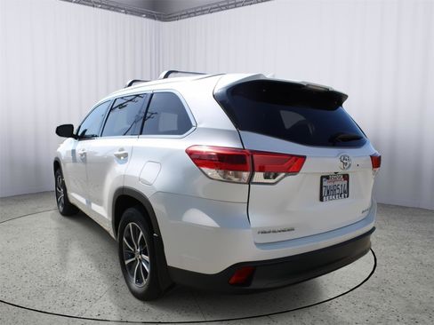 Used 2017 Toyota Highlander XLE image 6