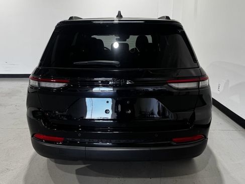 Used 2025 Jeep Grand Cherokee Altitude AWD/4WD image 25