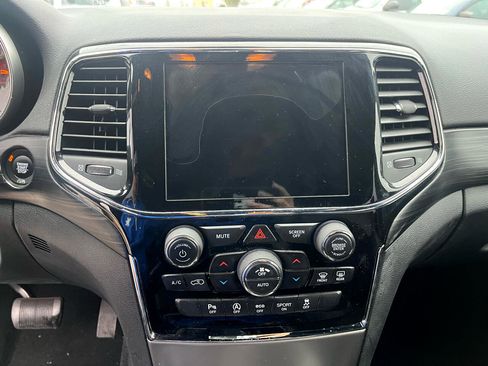 Used 2019 Jeep Grand Cherokee Altitude image 11