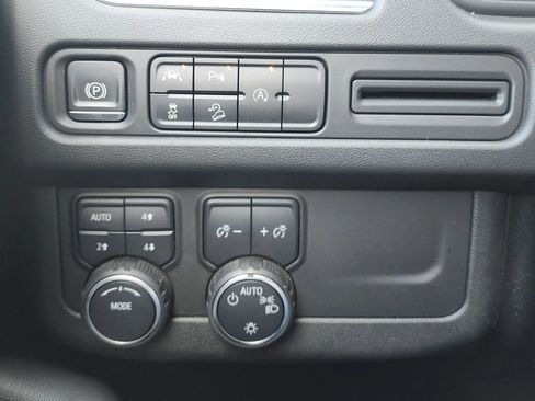 Used 2023 Chevrolet Suburban Premier image 30