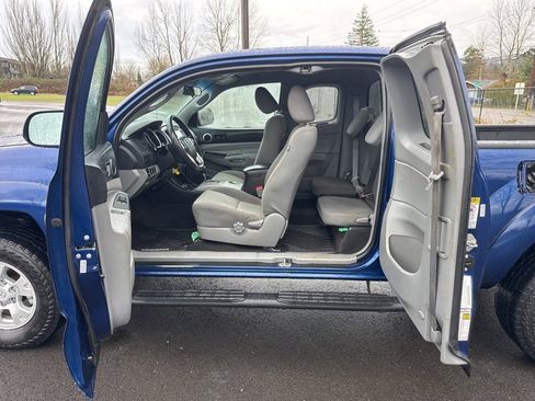 Used 2015 Toyota Tacoma PreRunner image 17