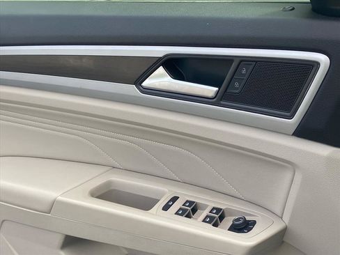 Used 2022 Volkswagen Atlas SE w/ Black Wheel Package image 16