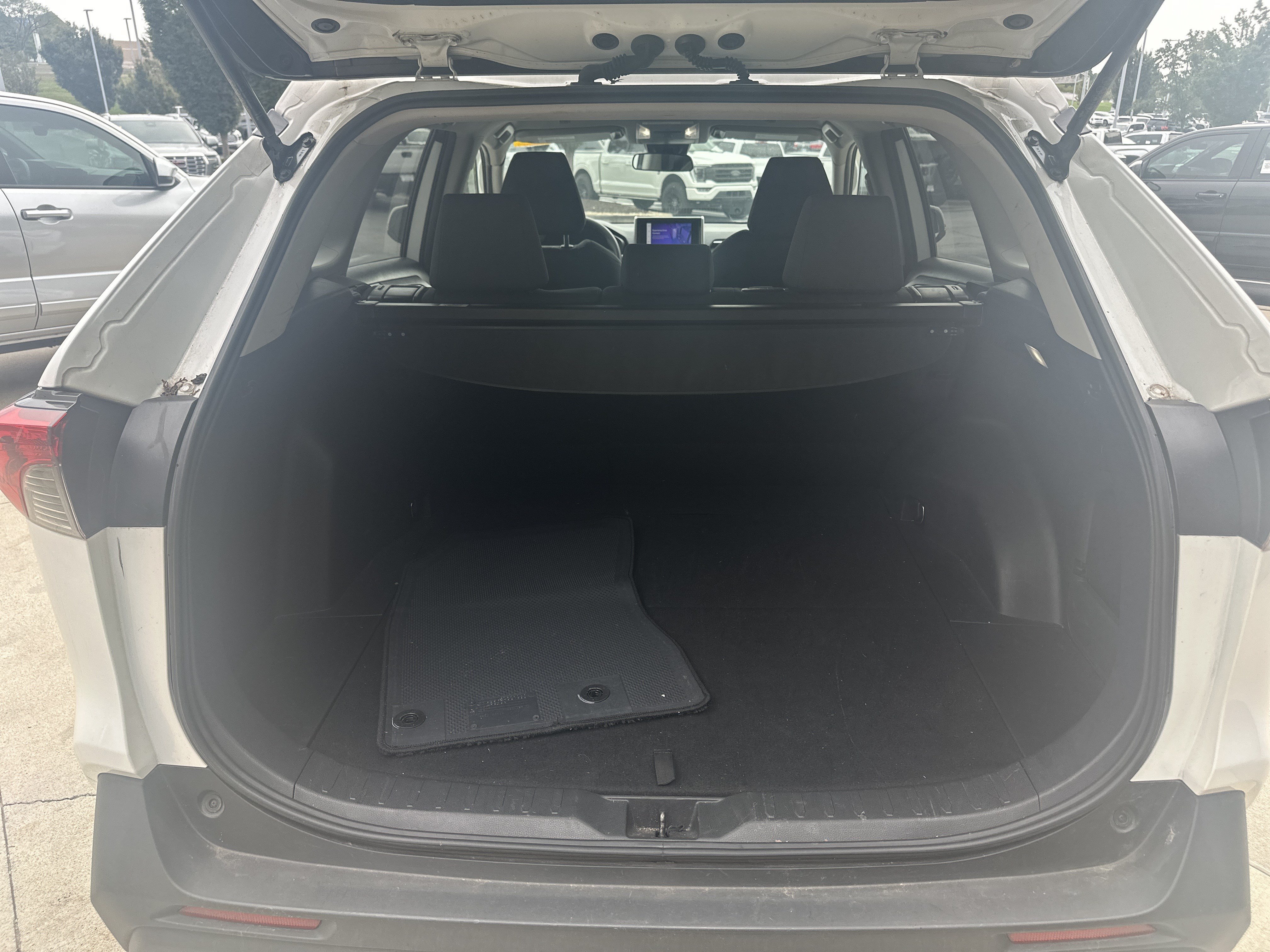 Used 2025 Toyota RAV4 XLE AWD/4WD image 30