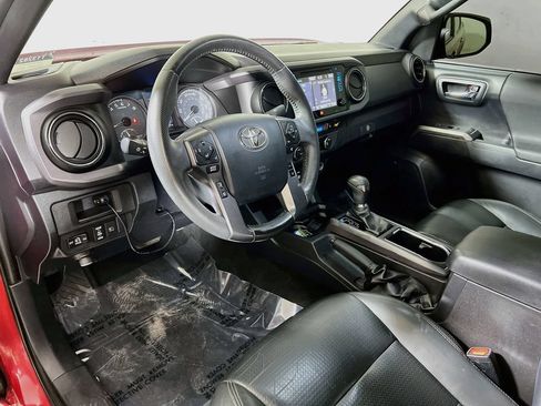 Used 2019 Toyota Tacoma TRD Off-Road AWD/4WD image 9
