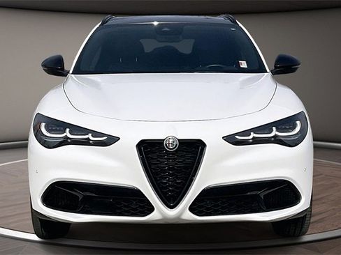 Used 2024 Alfa Romeo Stelvio Veloce image 3