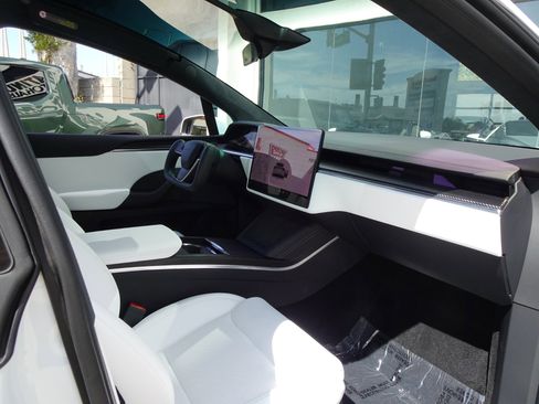 Used 2023 Tesla Model X image 19