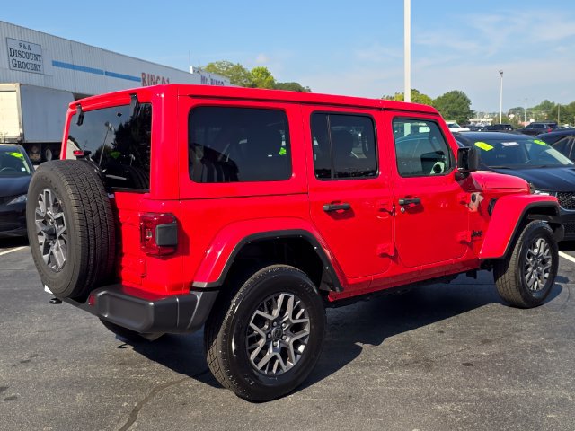 Used 2025 Jeep Wrangler Unlimited Sahara AWD/4WD image 3