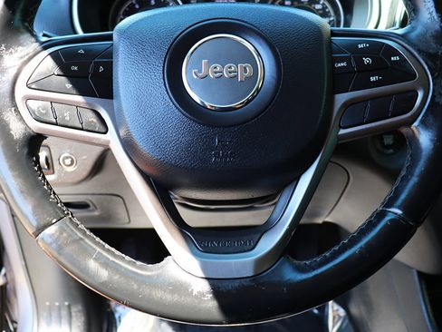 Used 2019 Jeep Cherokee Latitude Plus w/ Comfort/Convenience Group FWD image 57