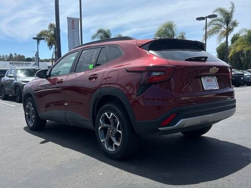 Used 2025 Chevrolet Trax LT w/ LT Convenience Package FWD image 7