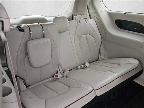 Used 2020 Chrysler Pacifica Limited image 24