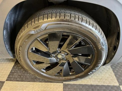 Certified 2024 Volkswagen Atlas Cross Sport SE FWD image 10
