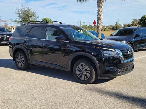 Certified 2025 Nissan Pathfinder SV image 2