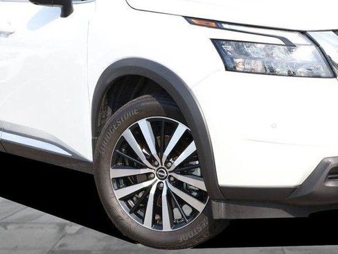 Used 2025 Nissan Pathfinder Platinum AWD/4WD image 3