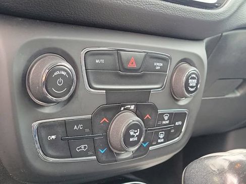Used 2019 Jeep Compass Latitude FWD image 25