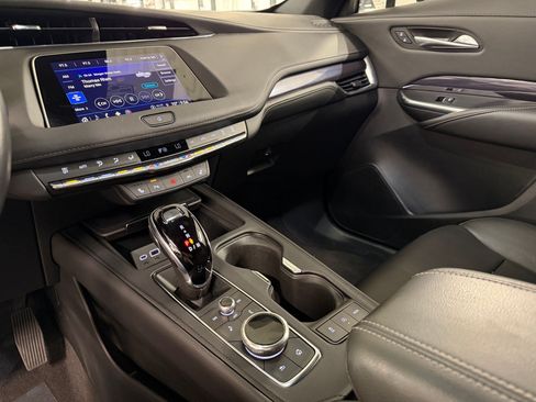 Used 2022 Cadillac XT4 Luxury w/ Cold Weather Package FWD image 17
