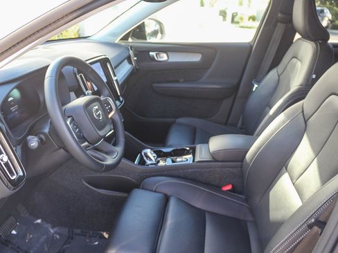 Used 2025 Volvo XC40 B5 Plus image 22