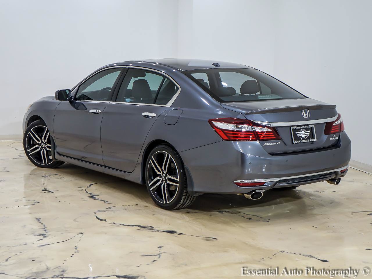 Used 2017 Honda Accord Touring image 10