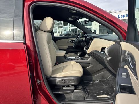 Used 2023 Chevrolet Traverse LT w/ Rear Camera Mirror Package image 33