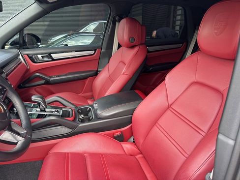 Certified 2023 Porsche Cayenne Platinum Edition AWD/4WD image 5