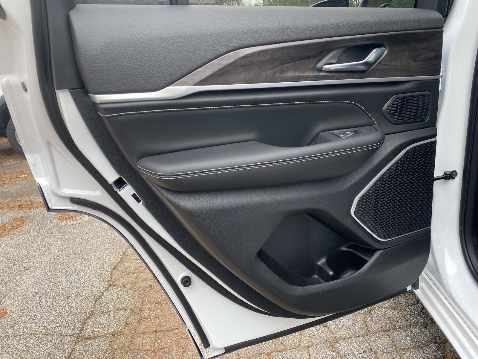 New 2026 Jeep Grand Cherokee Limited AWD/4WD image 9